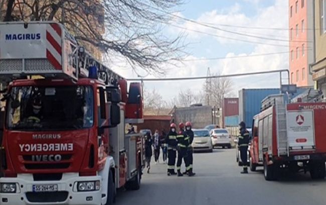 В Тбилиси в многоэтажном доме прогремел взрыв, погиб один человек