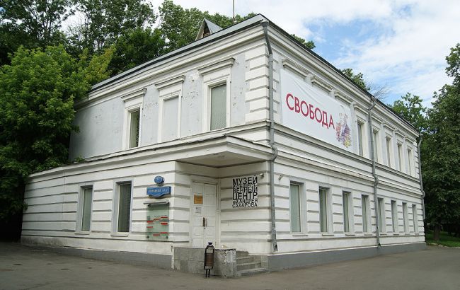 У Москві на виставці облили фарбою фотографії війни в Україні