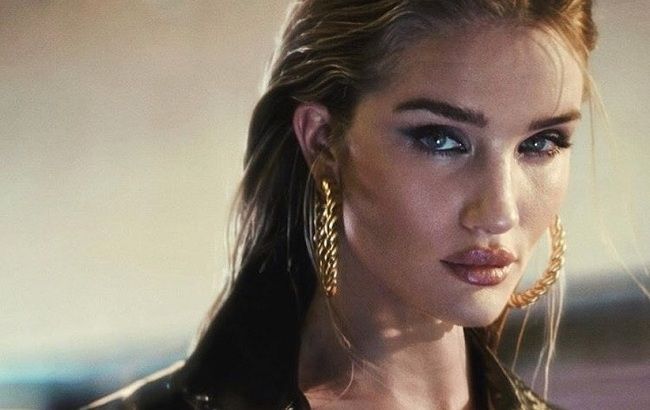 Вона досконала: Роузі Хантінгтон-Уайтлі підкорила мережу розкішним вечірнім образом