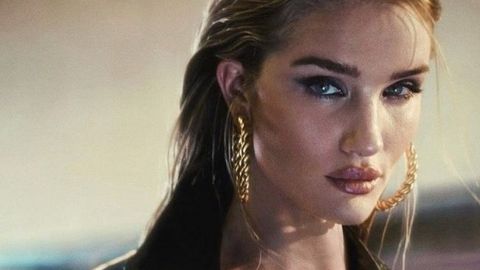 Ідеально на вихід: Роузі Хантінгтон-Уайтлі демонструє бездоганний вечірній образ