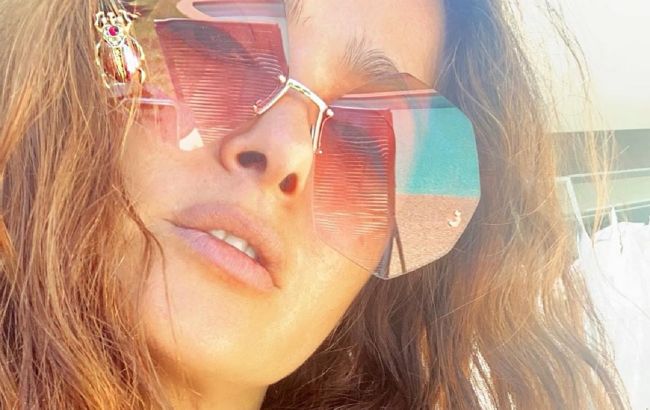 В міні-бікіні: 53-річна Сальма Хайєк показала відразу всі принади фігури