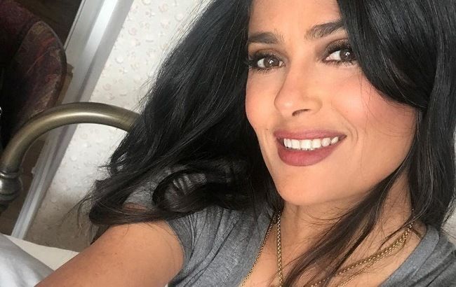 Меньше сахара: 53-летняя Сальма Хайек рассказала, как поддерживает себя в отличной форме