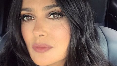 Мне 53, и что? Сальма Хайек демонстрирует аппетитную грудь и тонкую талию в откровенном бикини