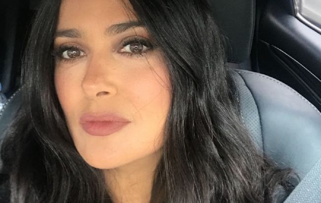 Ей точно 53? Сальма Хайек поразила идеальной фигурой в бикини