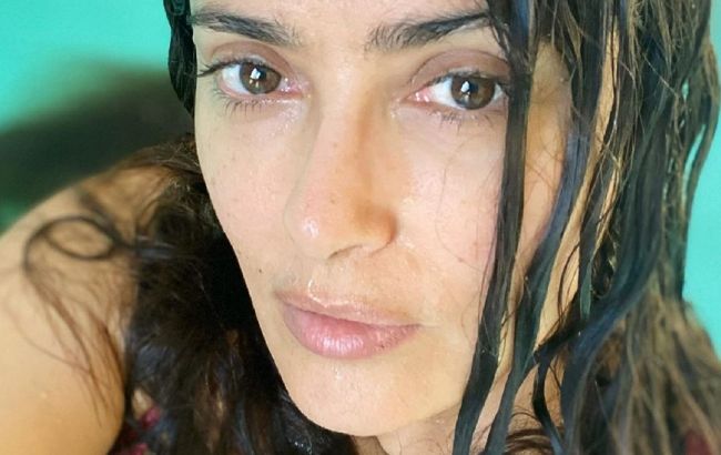 Она не меняется! 53-летняя Сальма Хайек поразила красотой на фото без макияжа