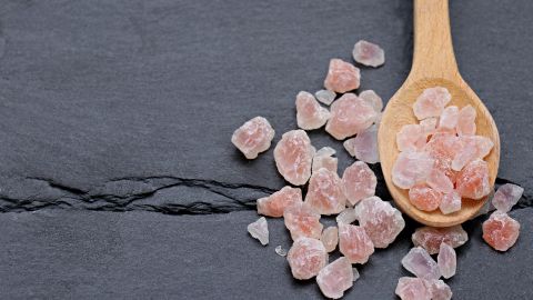 Никакой разницы нет: медики опровергли популярные мифы о морской соли