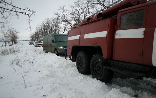 Снегопады в Украине: ограничено движение грузовиков на дорогах в двух областях