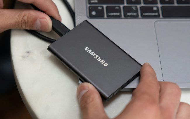 Можно носить как часы. Samsung представила концепт гибкого смартфона-браслета (фото)