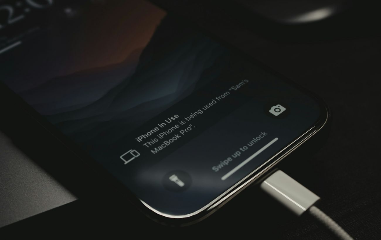 Власники iPhone 17 Pro скаржаться на дивну поведінку смартфона під час заряджання: що відбувається
