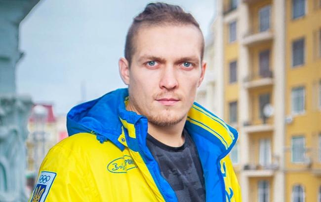 Боксер Александр Усик прогулялся по Симферополю в форме Сборной Украины