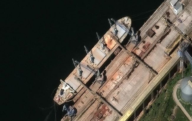 На спутниковых снимках видно, как на российские корабли в Крыму грузят украинское зерно