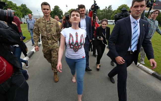 "Украинская земля лечит": Савченко рассказала, почему была в аэропорту босиком