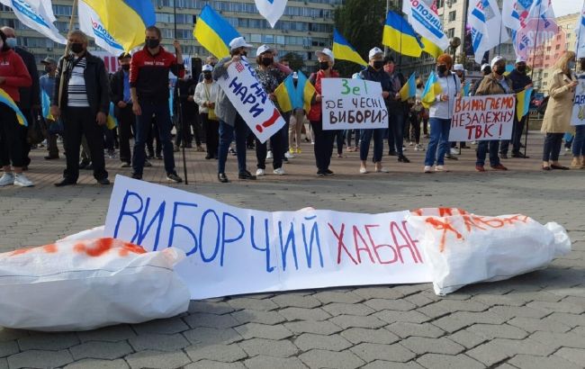 В Киеве под ЦИК требуют роспуска ТИК в Умани