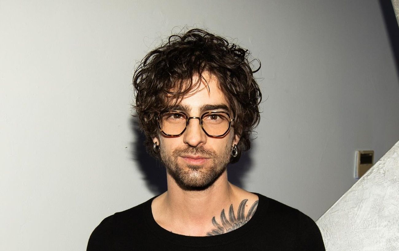 Дантес заінтригував поцілунками з таємничою дівчиною: зворушливе відео