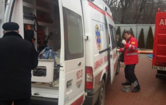 Пожарные Киева спасли из канализации двоих строителей