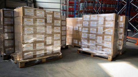 Фонд Ахметова передал партию продуктовых наборов для переселенцев в Киеве