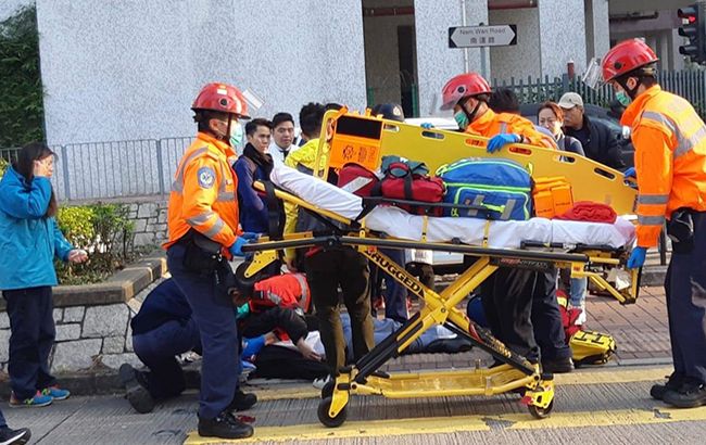 В Гонконге двухэтажный автобус врезался в дерево, есть жертвы