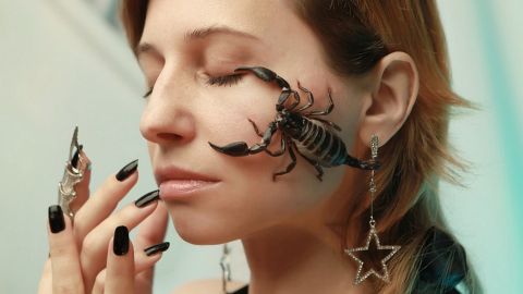 Рюшечки, бантики или строгий костюм: астролог рассказала, как подобрать стиль одежды по гороскопу