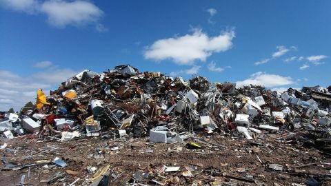 Під Києвом півдня горить сміттєзвалище: люди скаржаться на проблеми з диханням