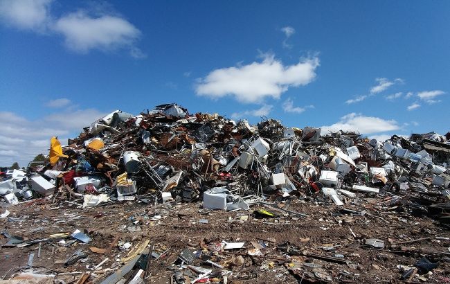 Під Києвом півдня горить сміттєзвалище: люди скаржаться на проблеми з диханням