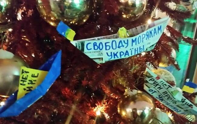 Московские елки украсили корабликами в поддержку пленных украинских моряков (фото)