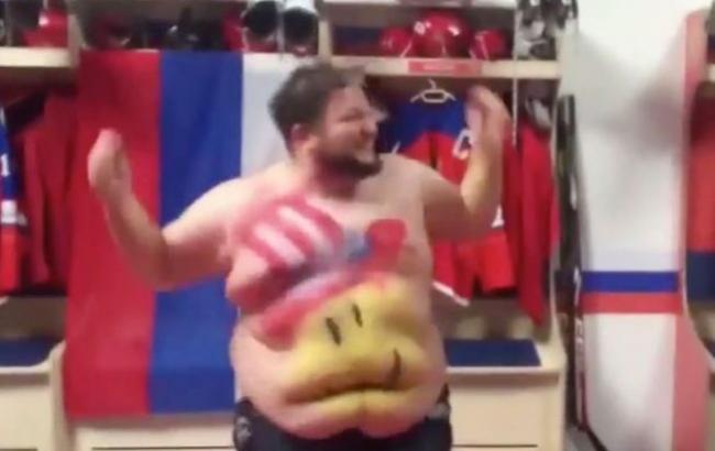 Не удержался: американец справил нужду в коньки российского хоккеиста