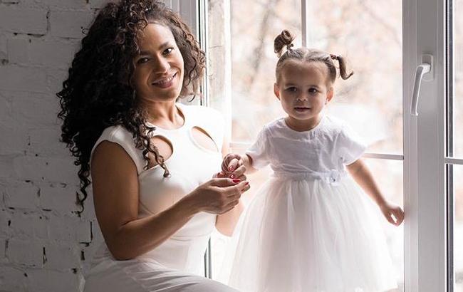 Гайтана зачарувала новорічною фотосесією з донькою