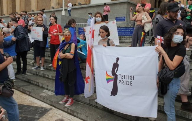 Противники ЛГБТ напали на журналіста в Грузії, той частково втратив зір