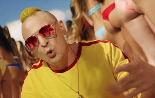 "Яркий, летний хит": MOZGI выпустили новый клип с девочками в бикини и тверком
