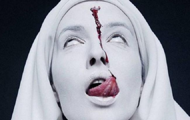 "Фільм жахів "Черниця": Даша Астаф'єва знялася у містичній фотосесії з Потапом