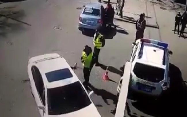 "С 1 апреля": пассажир Лексуса избил полицейского через окно салона (ВИДЕО)