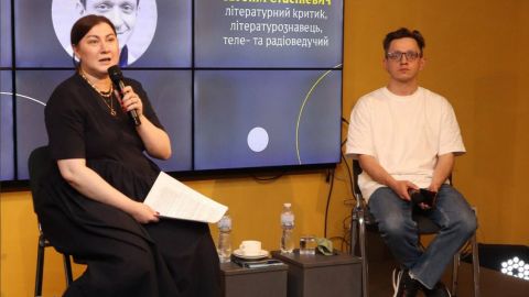 Надо иметь смелость не знать ответов: интервью с литературным критиком Евгением Стасиневичем в рамках выставки ГОЛОСА музея "Голоса Мирных"