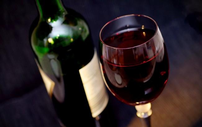 "Маніпулює" пам'яттю: вчені виявили несподівану властивість алкоголю