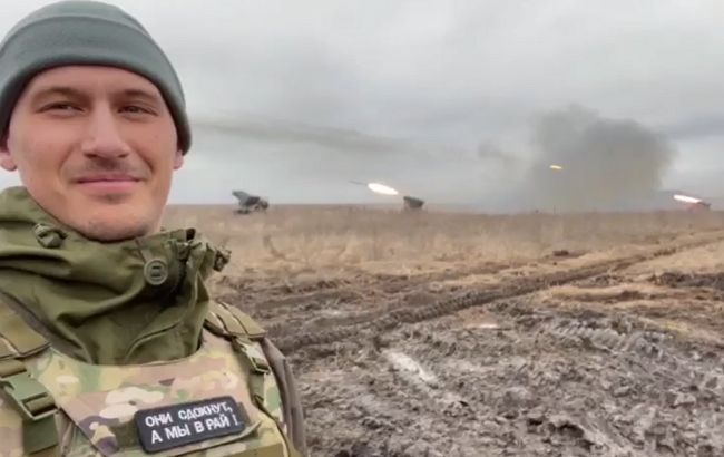 Обличчя "русского мира": з'явилося відео з військовим РФ, який радіє обстрілам з "Градів"