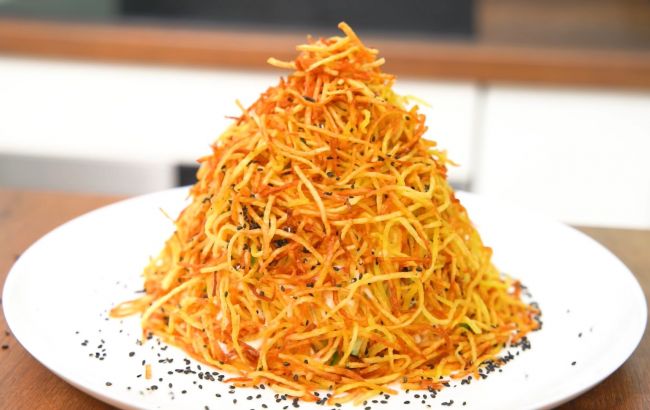 Салат "Муравейник" к новогоднему столу: настоящая диковинка из простых ингредиентов