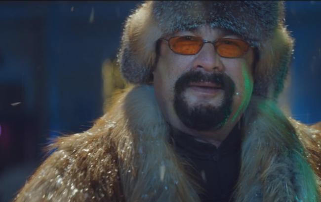 В шубі і в вушанці: в мережі сміються над Стівеном Сігалом, який знявся в російській рекламі