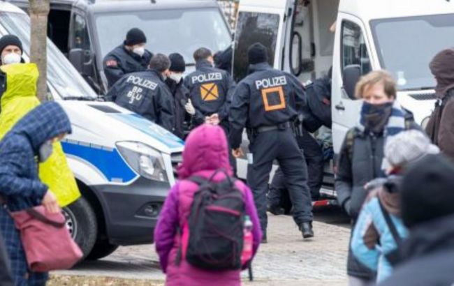 На акциях против карантина в Дрездене пострадали 12 полицейских