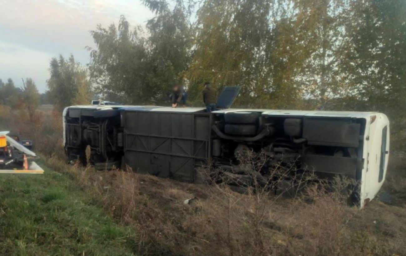 В Полтавской области перевернулся пассажирский автобус. Пострадали 11 человек