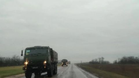 На окраинах Крыма заметили колонну военной техники РФ