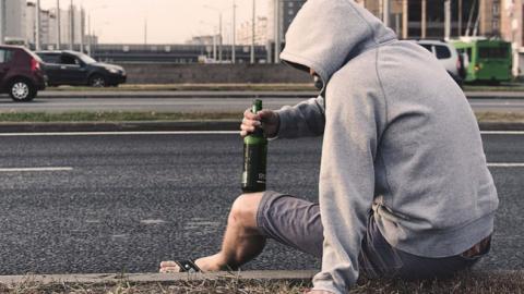 "В свои 43 года я - бомж": известный певец лишился квартиры за $100 тыс.