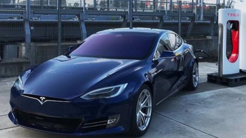 Tesla приостановила продажу авто за биткоины, после этого он упал на 17%