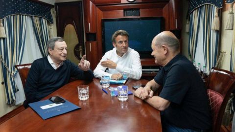 Капитулировал несколько раз: сеть взорвалась мемами о визите Шольца, Макрона и Драги в Киев