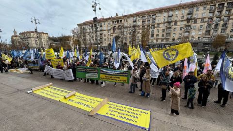 Інвестори "Київміськбуду" вийшли на мітинг під КМДА: вимагають докапіталізувати компанію