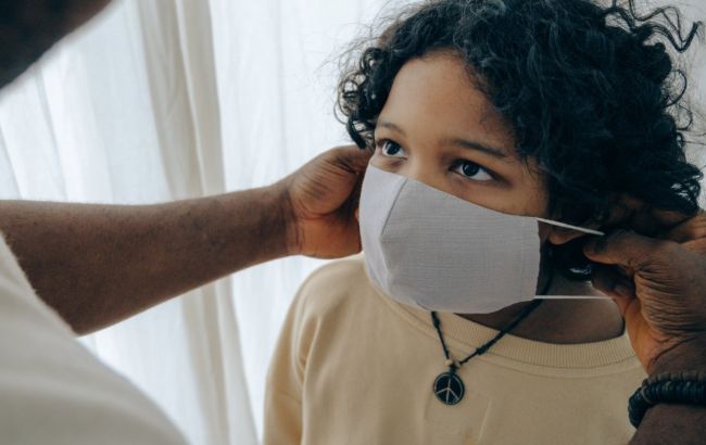 Только медицинские: в школах Франции запретили использовать самодельные защитные маски