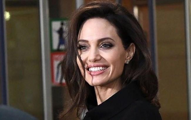 "Процесс стал слишком ядовитым": адвокат Анджелины Джоли отказался вести развод с Питтом