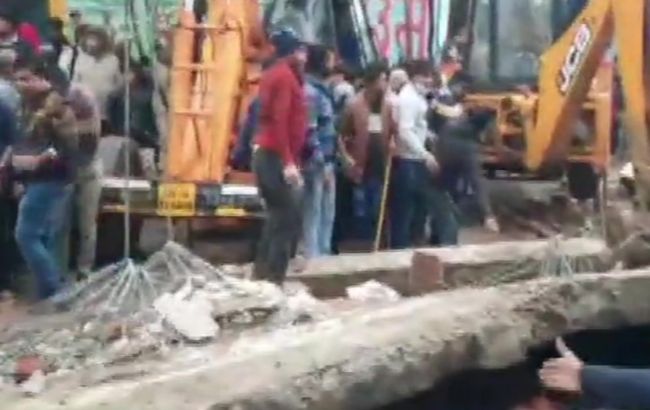 В результате обвала крыши крематория в Индии погибло по меньшей мере 25 человек