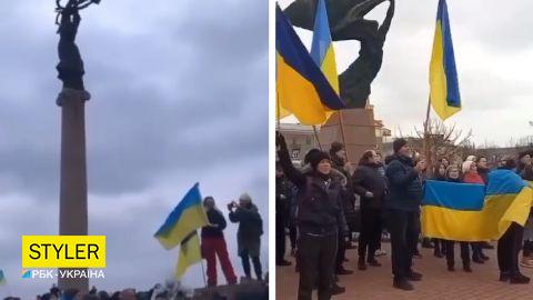 Украинские города восстают против оккупантов: видео из Херсона, Мелитополя, Запорожья, Бердянска