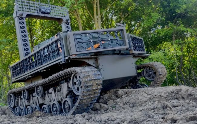 Противостоит РЭБ: украинские военные получили новый гусеничный дрон "Муравей"
