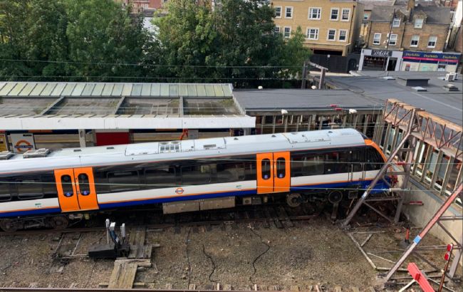 Под Лондоном сошел с рельсов поезд, двое пострадавших