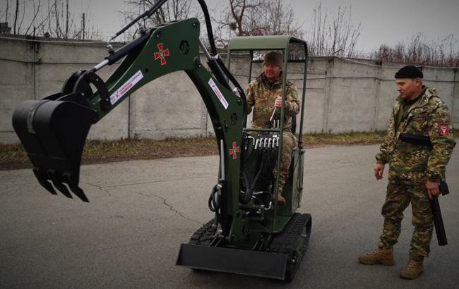 "Украинская команда" передала 3 батальону УДА военный экскаватор для рытья окопов